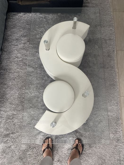 Mesa de centro em  exelemte estado, como nova tem 1 ano.