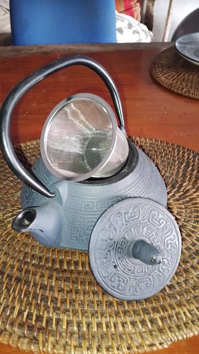 Chaleira estilo marroquino de ferro fundido c/ infusor - Nova