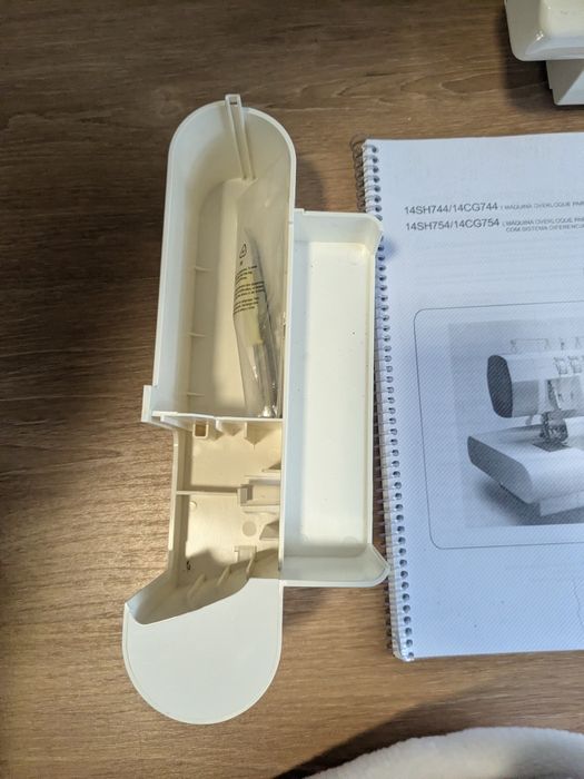 Máquina de costura Overlock Singer completa com acessórios como nova