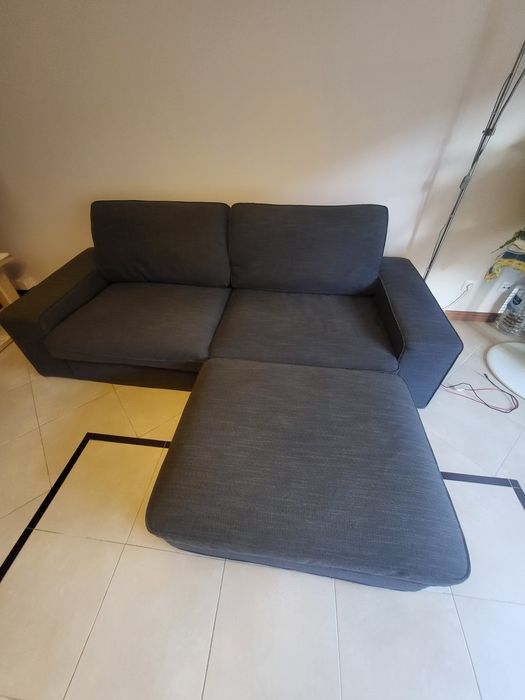 Sofa Kivik 3 lugares + Repousa pés  Antracite
