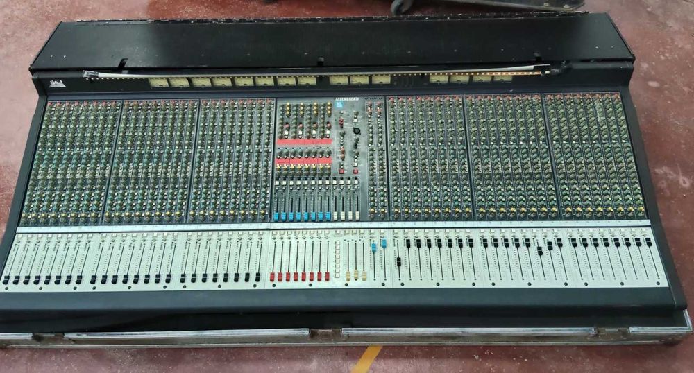 Mesa de Som Analógica Allen & Heath ML4000 (48 Canais) + Flightcase