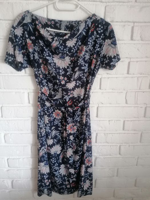 Sukienka w kwiaty, dekolt woda r. 36