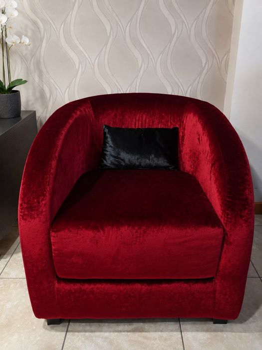 Conjunto de duas Poltronas 
Conjunto de 2 Poltronas em Veludo Vermelho + Almofadas | Excelente Estado