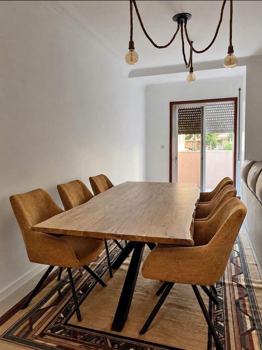 Mesa jantar rústica com cadeiras