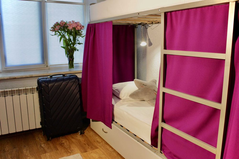 Место в комнате , с отличными условиями,Первый этаж-безопасность.