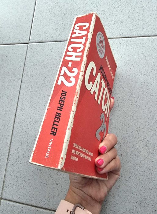 Livro "Catch-22" de Joseph Heller (em Inglês)