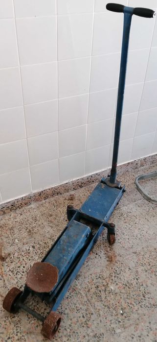 Macaco auto, 2 t (? ), usado, bastante resistente