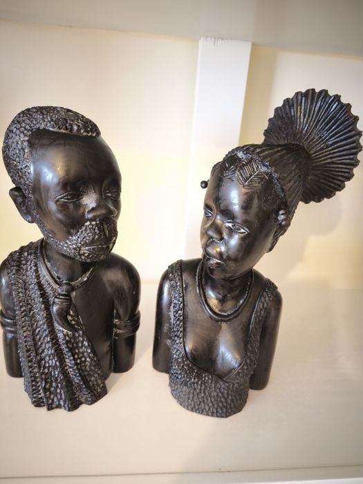 Vende se estatuetas pau preto da floresta do norte de Angola