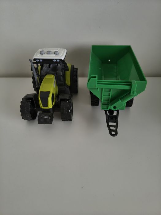 Трактор з причепом зі звуковими ефектами.