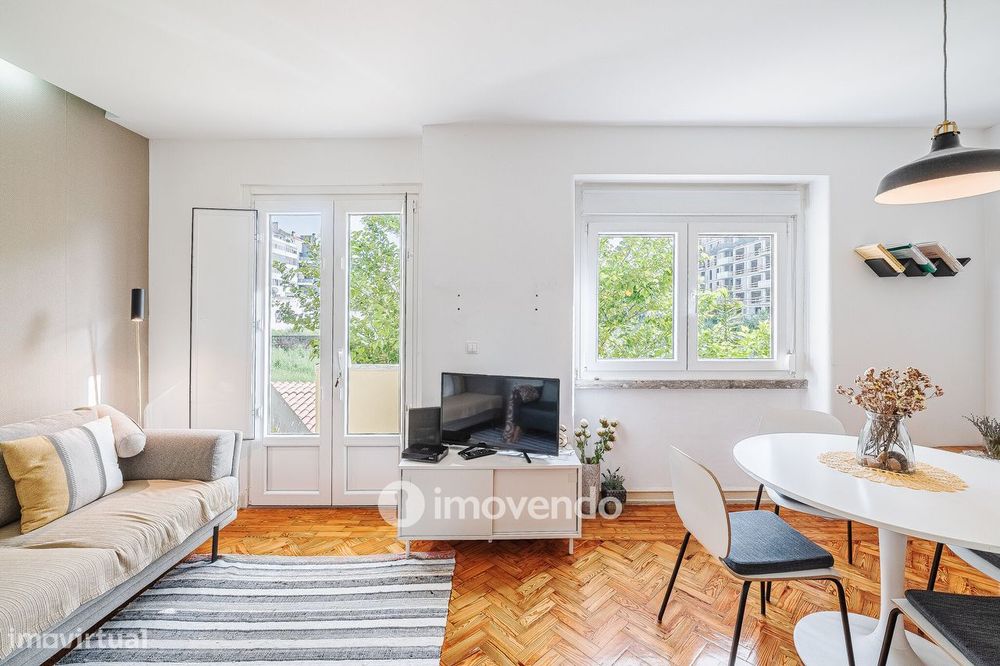 Apartamento T1 exclusivo, com logradouro, no centro de Benfica