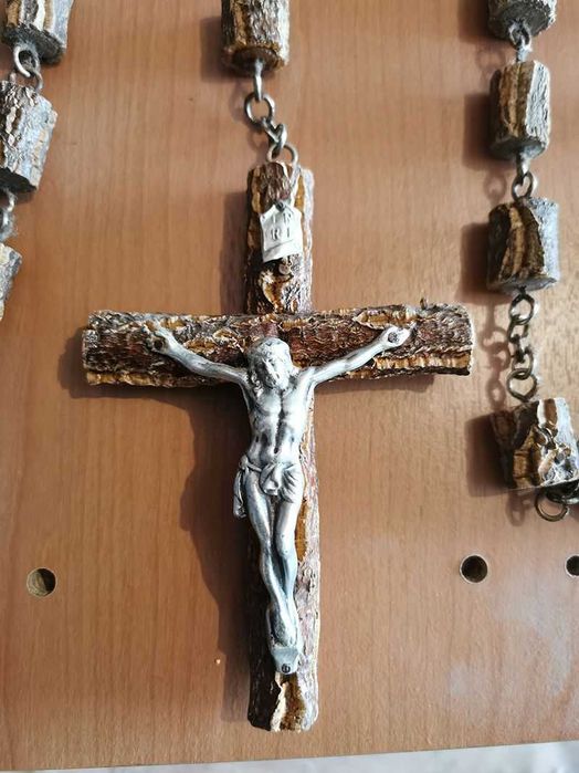 Crucifixo artesanal de madeira.