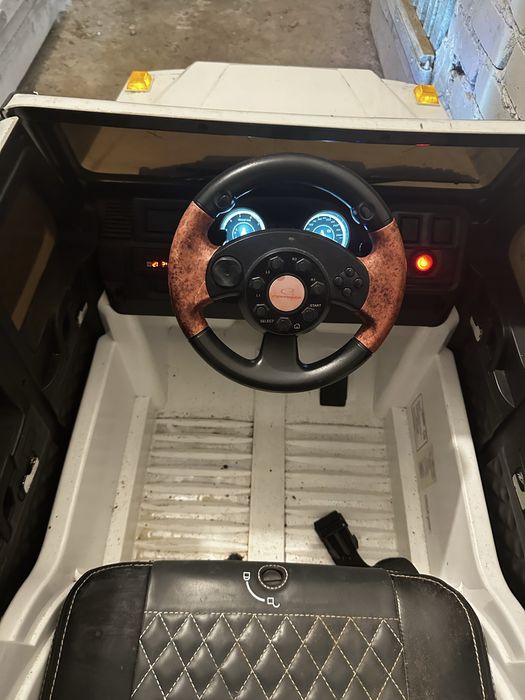 Auto mercedes na akumulatorze