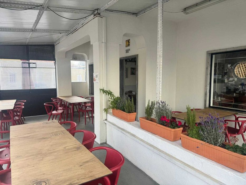 Trespasse restaurante renda 385 euros.