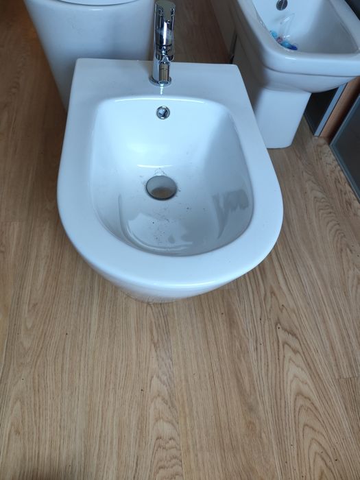Bidé com design moderno com torneira