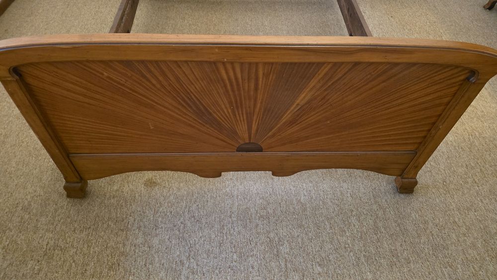 Cama em madeira trabalhada