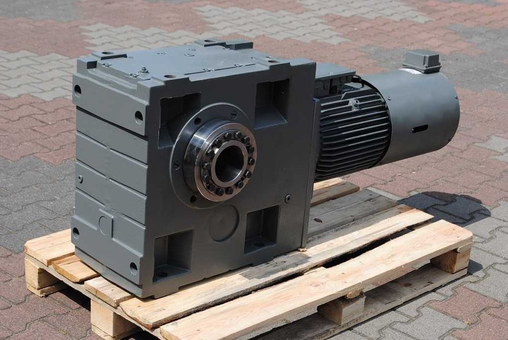 Motoreduktor kątowy 15kw. 37,4obr z hamulcem LENZE