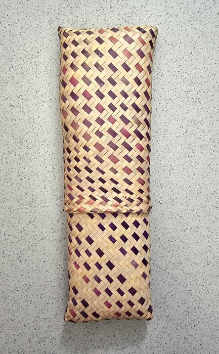 Bolsa pequena com padrão em tons de roxo/lilás