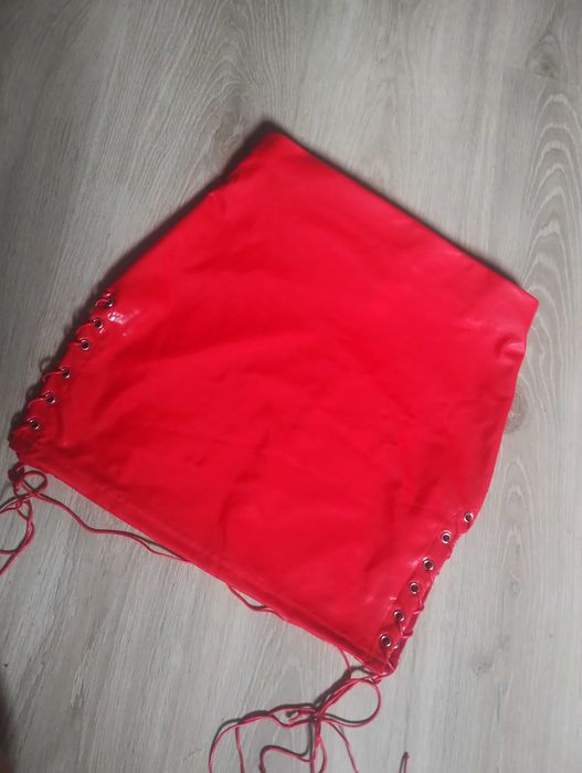 Czerwona spódniczka