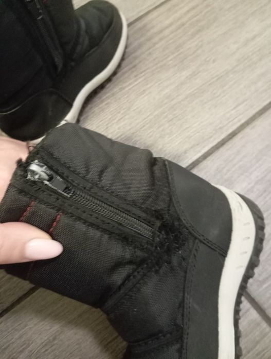 Подарую дитячі чобітки