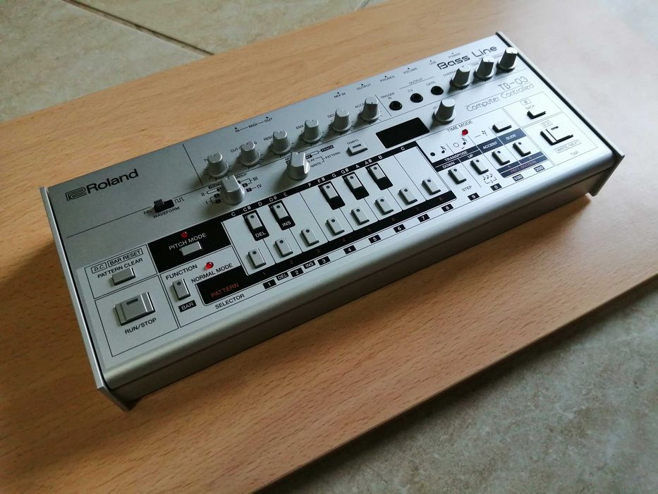 Sintetizador Roland TB-03 Bass Line (Novo)