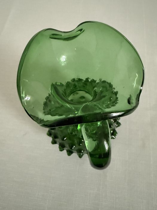 Mały osiołek z kolcami  Zielony szklany wazon