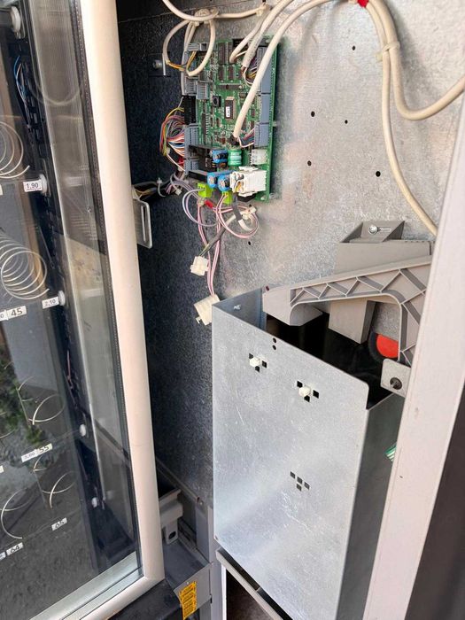 Automat vendingowy Necta Snakky 6-30 + wrzutnik CashFlow 690
