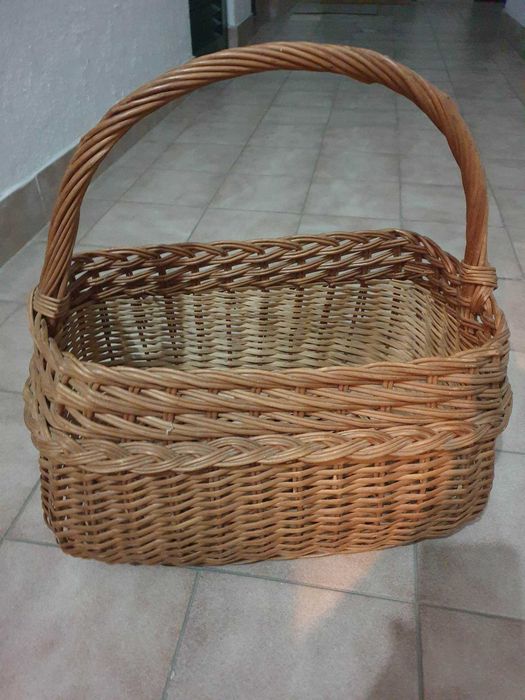 Vários cestos de vime