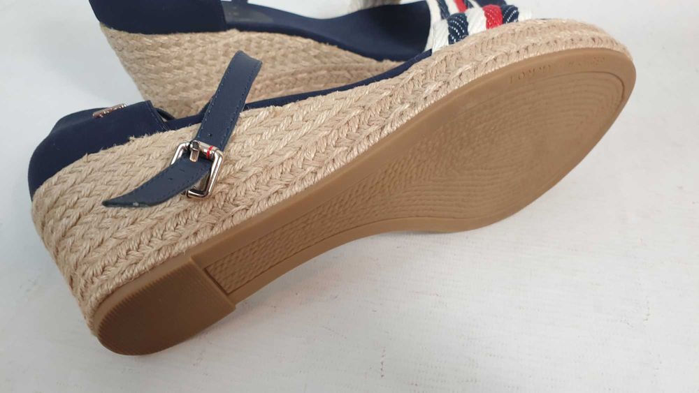 tommy hilfiger   sandały na koturnie damskie   40