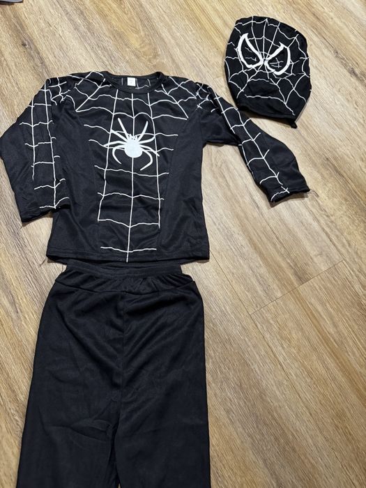 Czarny spiderman na bal karnawałowy