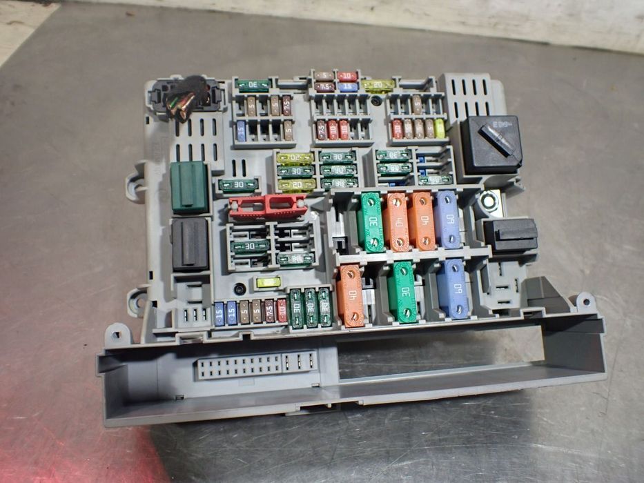 SKRZYNKA BEZPIECZNIKÓW BMW E90 325I 2.5