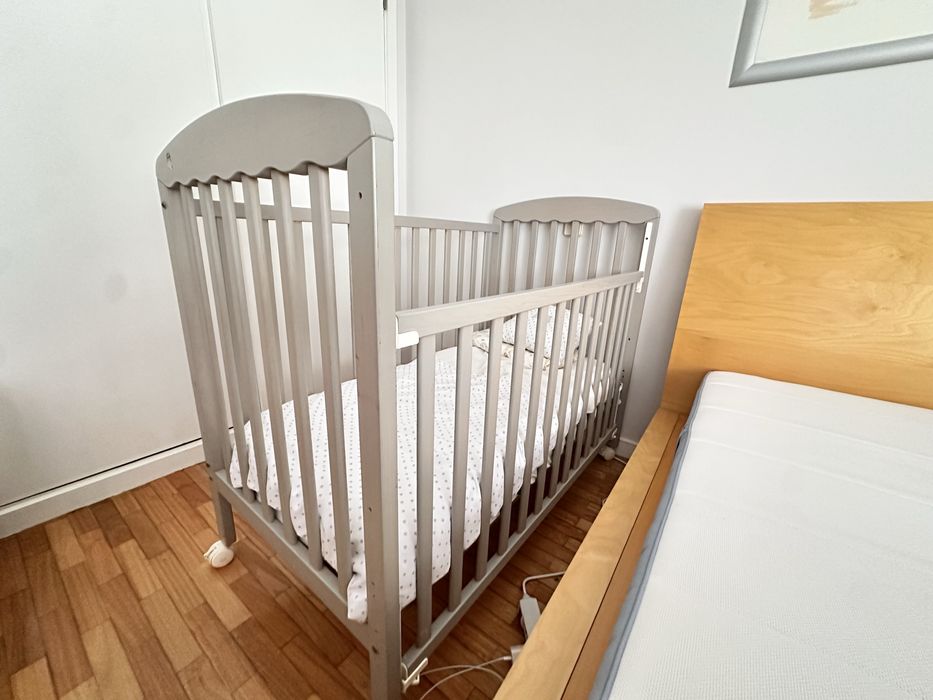 Cama de bebé com colchão