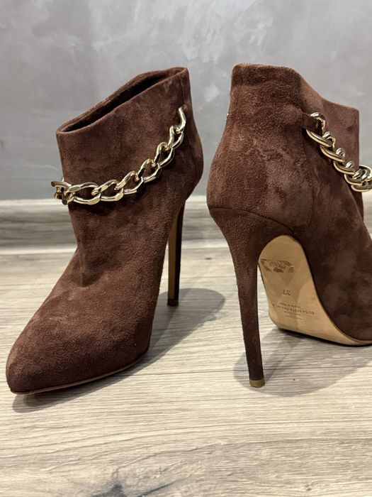 Люксові замшеві ботильйони elisabetta franchi з золотим ланцюжком