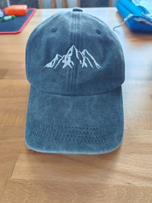 Кепка  з вишивкою гір у вінтажному стилі