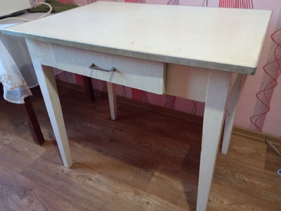 Стіл кухонний один.