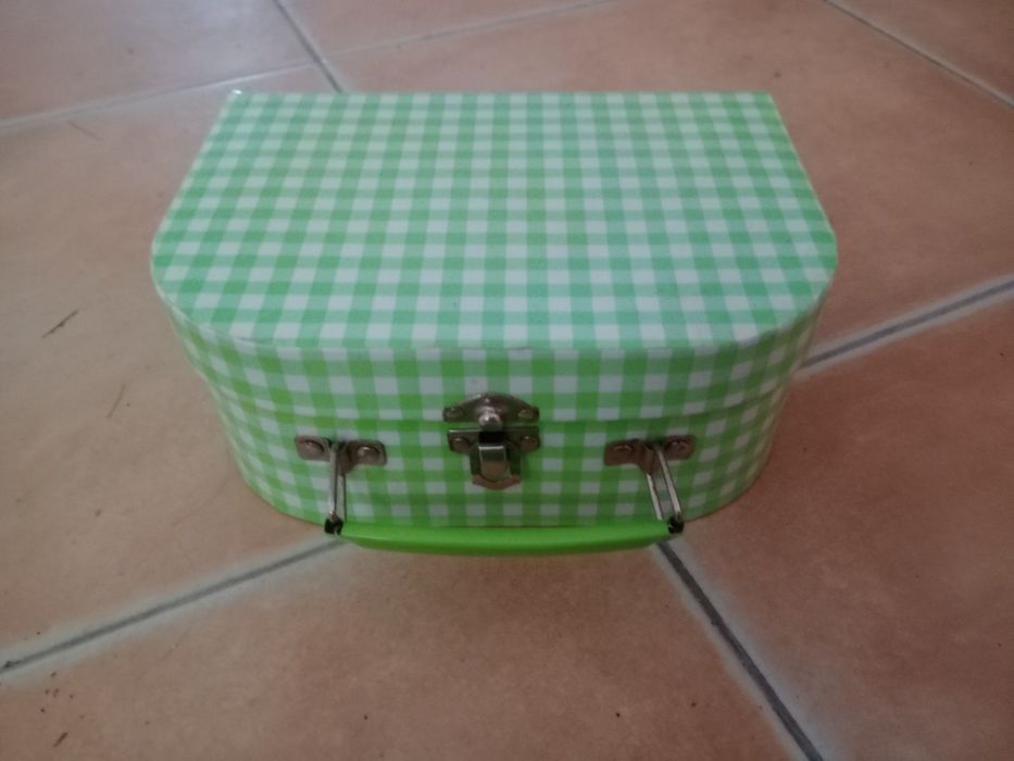Conjunto de chá, em loica, para criança brincar