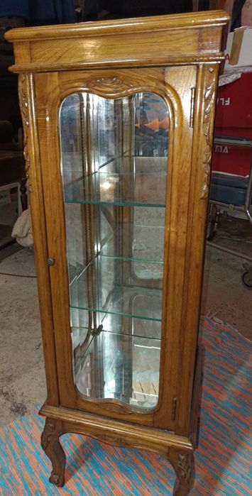 Armário em madeira e vidro