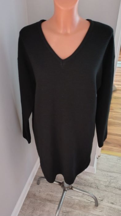 Szary dłuższy sweter w serek