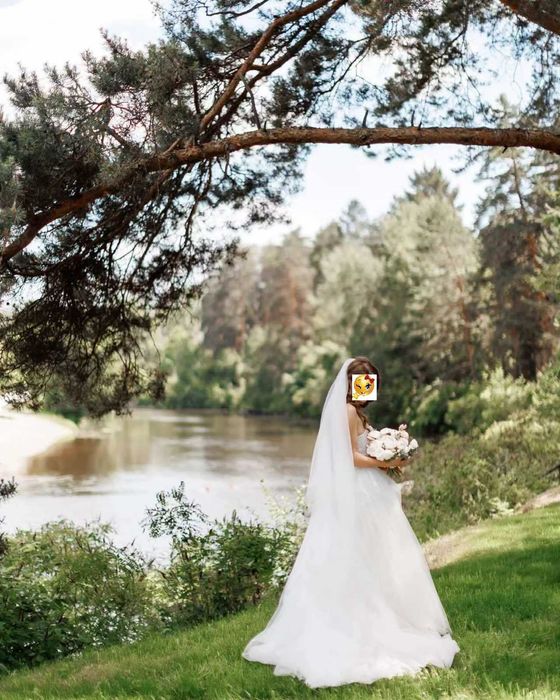 Весільна сукня в ідеальному стані.