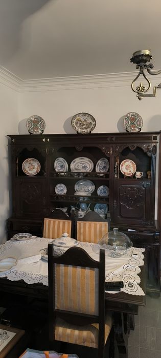 Movél clássico com mesa expansível e cadeira