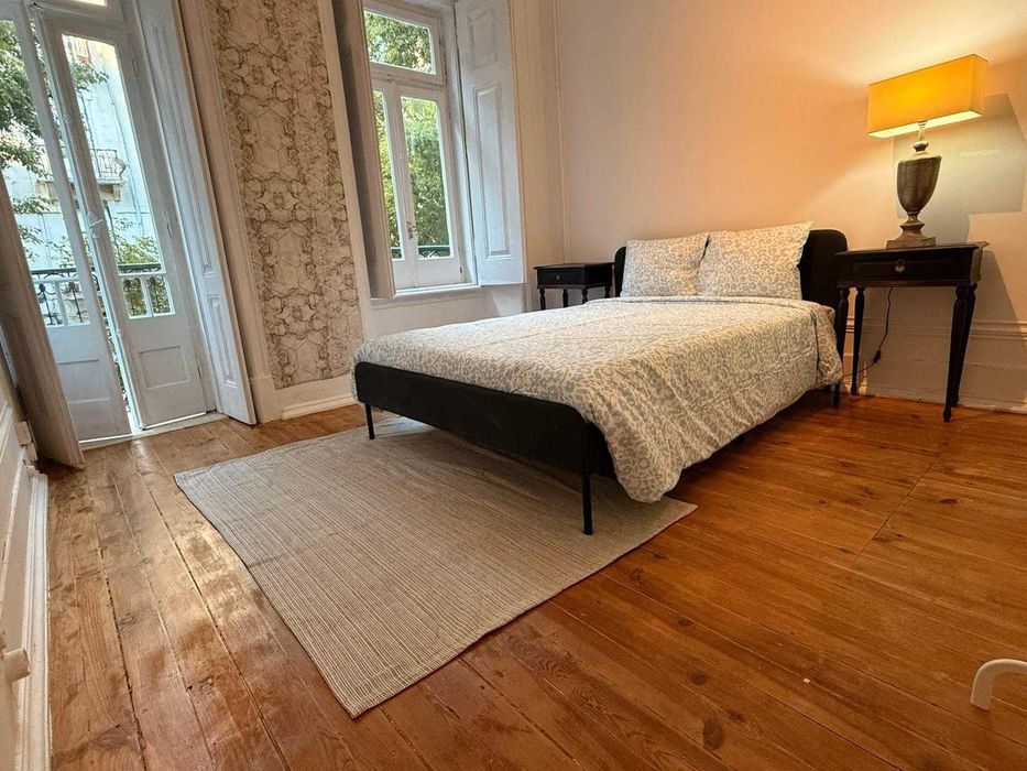 Quartos Casal amplos e luminosos em Saldanha  - ENTRADA IMEDIATA