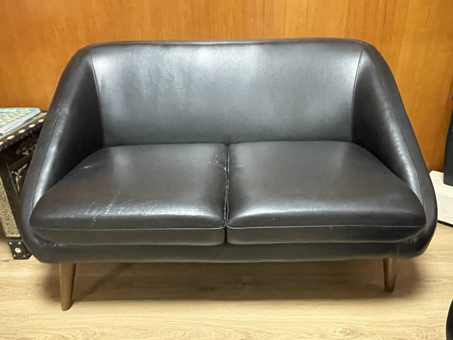 Conjunto Sofá e Poltrona preto, com pés de madeira