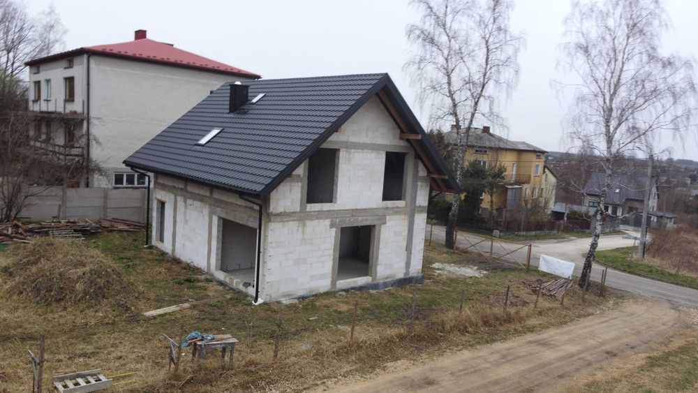 Dom w stanie surowym – blisko lasu, stawu i centrum