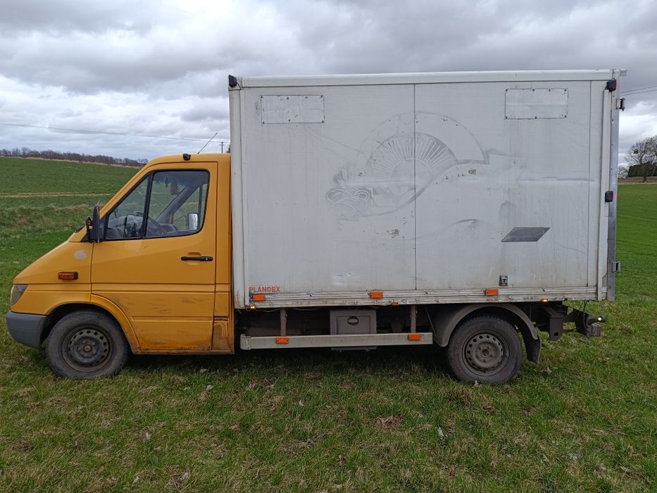 Mercedes 311D kontener