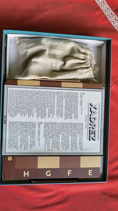 Jogo de xadrez peças em madeira