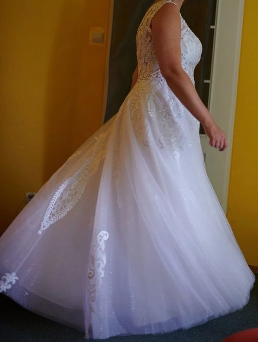 Biała suknia ślubna