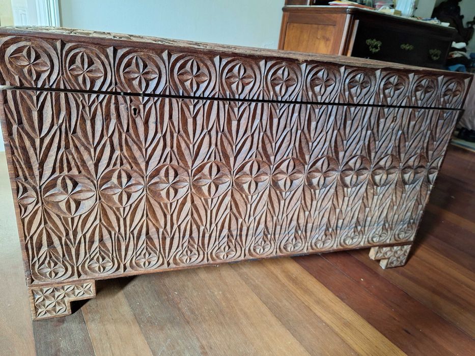 Arca / Bau - ótimo estado - madeira trabalhada