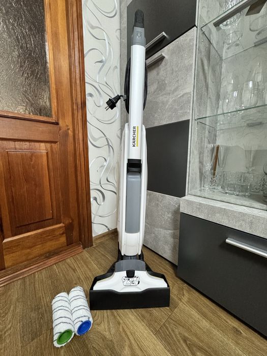 Миючий пилосос (підлогомиюча машина) Karcher