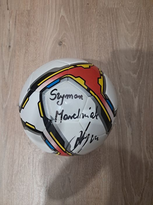 Piłka z autografem Szymona Marciniaka