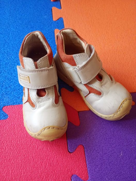 Віддам безкоштовно дитяче взуття