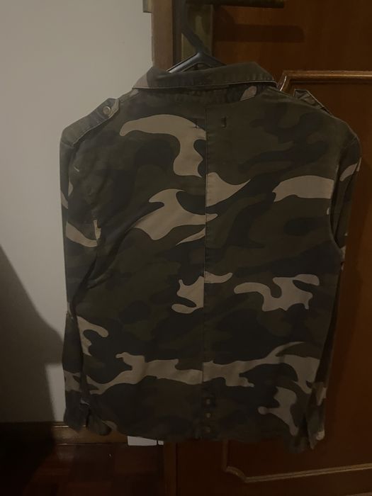 Camisa Bershka padrão tropa